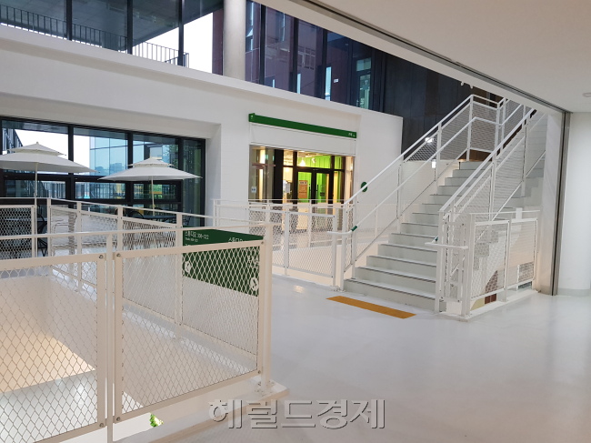 지난 주말 찾은 서울 새활용플라자 로비·전시공간 모습. 방문객들이 보이지 않아 썰렁한 분위기가 가득하다.