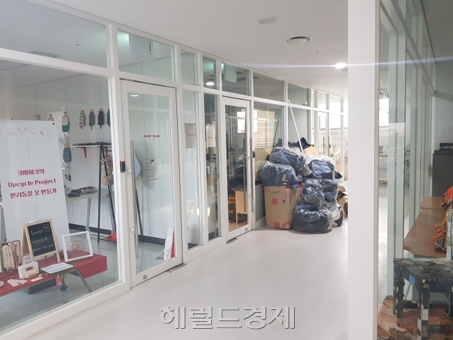 지난 주말 찾은 서울 새활용플라자 로비·전시공간 모습. 방문객들이 보이지 않아 썰렁한 분위기가 가득하다.