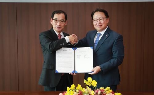 백정선 인천국제공항 스마트추진단장과 최일규(오른쪽) SK텔레콤 공공사업 본부장이 ‘스마트 서비스 공동개발’ 업무협약을 체결하고 있다 [제공=SK텔레콤]