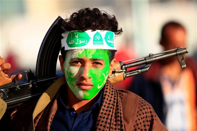 <YONHAP PHOTO-0737> A Yemeni supporter to the Shiite Houthi movement, attends a rally marking the birth anniversary of Islam's Prophet Mohammad in the capital Sanaa, on November 20, 2018. (Photo by MOHAMMED HUWAIS / AFP)/2018-11-21 05:30:06/ <저작권자 ⓒ 1980-2018 ㈜연합뉴스. 무단 전재 재배포 금지.>