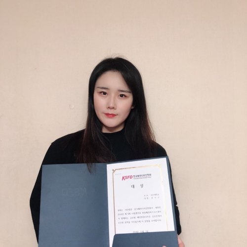제9회 한국패션디자인학회 공모전에서 대상을 수상한 대구대 패션디자인학과 홍지우 학생 [사진제공=대구대]