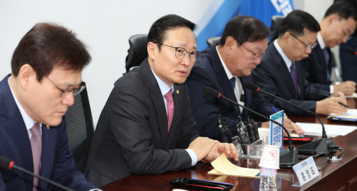 더불어민주당 홍영표 원내대표가 21일 오전 국회 의원회관에서 열린 개인정보 보호 및 활용 당정협의에서 발언하고 있다. (사진=연합뉴스)
