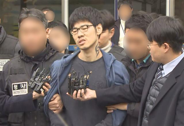 강서구 PC방 살인사건 피의자 김성수가 21일 오전 서울 양천경찰서에서 서울남부지방검찰청으로 송치되며 취재진 질문에 답하고 있다. [연합뉴스]