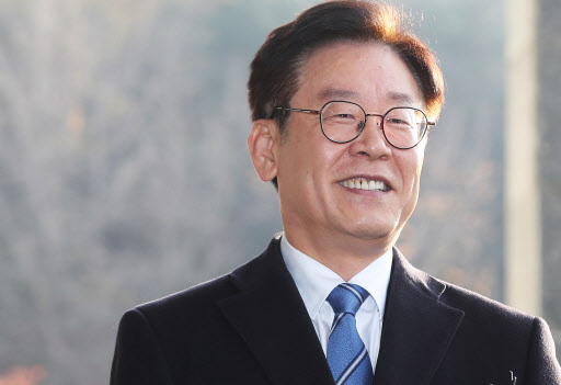 이재명 경기도지사가 19일 오전 경기도 수원시 경기도청으로 출근하며 이른바 '혜경궁 김씨(@08__hkkim)' 트위터 계정 소유주는 이 지사의 부인 김혜경 씨라는 수사결과 관련 입장을 밝힌 후 취재진 질문에 답하며 미소를 짓고 있다. 경기남부지방경찰청 사이버수사대는 공직선거법 위반(허위사실 공표) 및 명예훼손 등 혐의로 입건된 김씨를 이날 오전 기소의견으로 검찰에 송치한다. (사진=연합뉴스)
