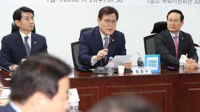 Choi Jong-ku (C), chairman of the Financial Services Commission, speaks at a government-ruling party consultation at the National Assembly in Seoul on Nov. 21, 2018. Choi said the government will seek broader measurements for personal credit ratings to give people without active financial history, such as housewives and youths, better access to financial services. (Yonhap)