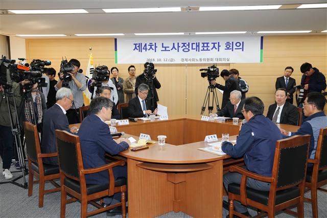 경제사회노동위원회가 22일 공식 출범하지만, 탄력근로제 도입 반대를 주장하는 민주노총의 불참 선언으로 시작부터 험로가 예상된다. 사진은 지난달 12일 열린 노사정대표자 회의 모습.  [제공=경제사회노동위원회]