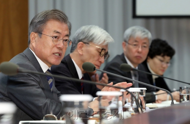 문재인 대통령이 21일 청와대 집현실에서 열린 국정과제위원회 및 대통령자문위원회 오찬간담회에 참석해 각 위원회의 업무보고를 들은 후 마무리발언을 하고 있다. [사진=청와대 사진기자단]