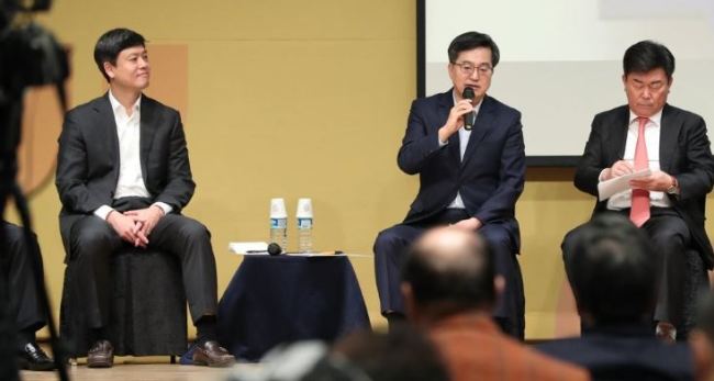 Finance Minister Kim Dong-yeon (C) speaks during a meeting with businessmen in Seoul, on Nov. 21, 2018. (Yonhap)