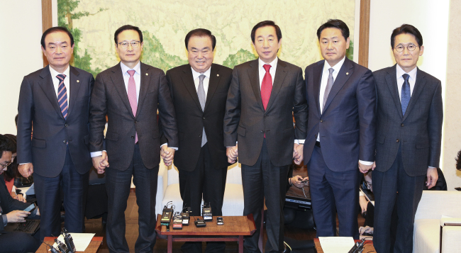 National Assembly Speaker Moon Hee-sang (third from left) and floor leaders of the political parties pose for a photograph at the National Assembly on Wednesday. Yonhap