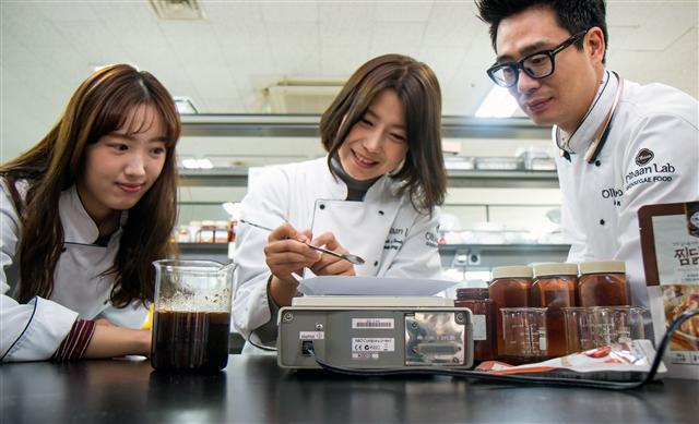 신세계푸드 종합식품연구소 올반LAB에서 연구원들이 제품 연구를 하고 있다. [제공=신세계푸드]