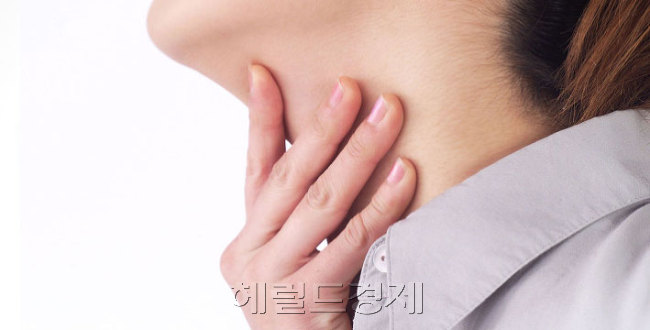 갑자기 추워진 날씨에 유난히 더위 또는 추위를 탄다면 갑상선 기능 항진증 또는 갑상선 기능 저하증을 의심해 봐야 한다. 환절기 감기와 비슷하므로 특히 신경 써야 한다. [헤럴드경제DB]