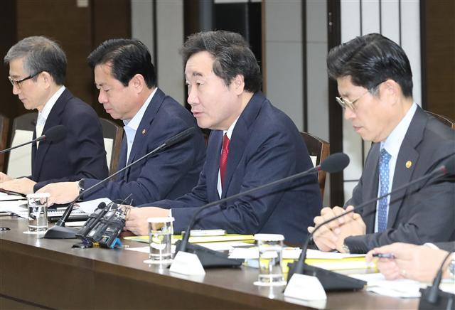 이낙연(오른쪽 2번째) 국무총리가 22일 오전 정부세종청사에서 열린 세종-서울 간 국정현안점검조정회의에서 모두 발언하고 있다. 이 총리는 이 자리에서 조선업 대책과 관련해 “여전히 힘든 시기를 보내는 군산, 통영, 거제 등의 경제 활력을 회복하려면 정부가 마련한 지역 지원 대책을 속도감 있고 실효성 있게 추진해야 한다”고 강조했다.  [연합뉴스]