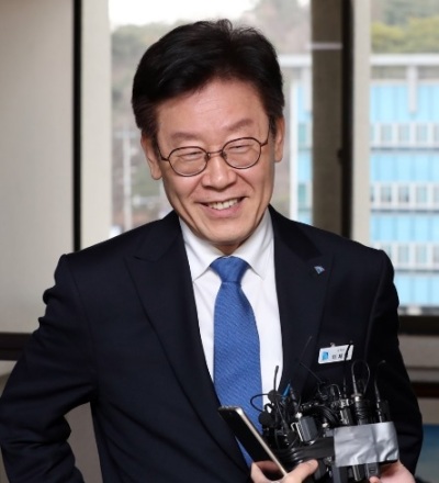 “사고를 치면 전화기를 뺏기면 안 된다”. 경찰 수사결과 ‘혜경궁 김씨’ 트위터 계정주로 지목된 이재명 경기지사의 아내 김혜경 씨 논란과 관련 과거 이 지사가 한 시국 강연회서 한 발언이 재조명 받고 있다. [사진=연합뉴스]