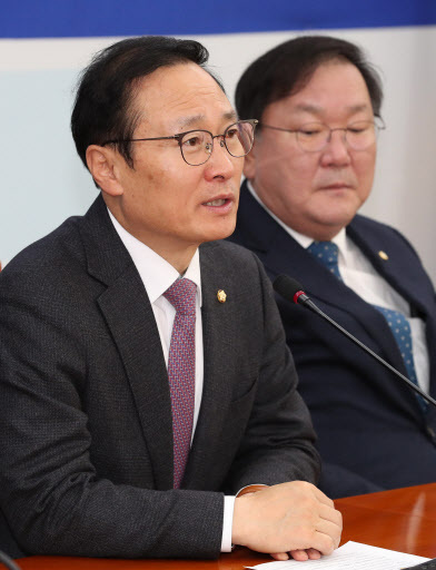 더불어민주당 홍영표 원내대표가 22일 오전 국회에서 열린 정책조정회의에서 발언하고 있다. (사진=연합뉴스)