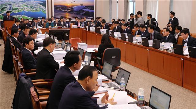 정기국회 정상화에 따라 국회 상임위원회들이 재가동된 22일 오전 국토교통위 전체회의에서 여야 의원들이 법안 심의를 하고 있다.
[연합뉴스]