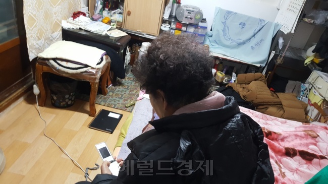 서울 종로구에서 만난 보이스피싱 피해자 김순례(가명ㆍ82) 할머니. 그는 보이스피싱에 속아 전재산 3억5000만원을 날렸다.  정세희 기자/say@heraldcorp.com