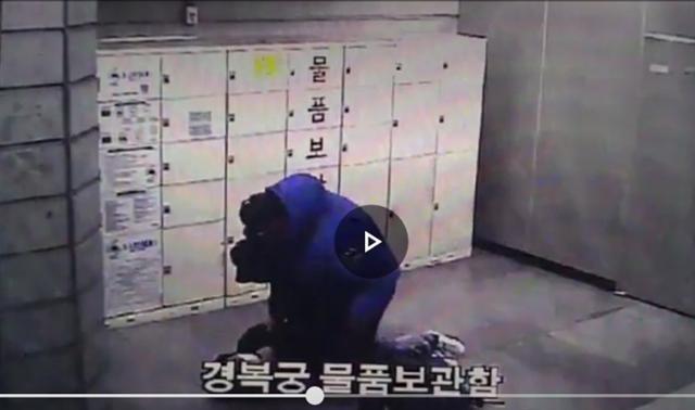 박종화 당시 서울 종로경찰서 소속 수사관이 지난해 1월 서울 종로구 경복궁역에서 보이스피싱 인출책을 검거하는 모습.
[제공=서울 종로경찰서]