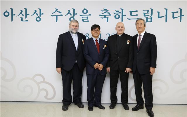 왼쪽부터 조셉 이사장, 이재훈 씨(의료봉사상), 허보록 신부(사회봉사상), 정몽준 이사장.