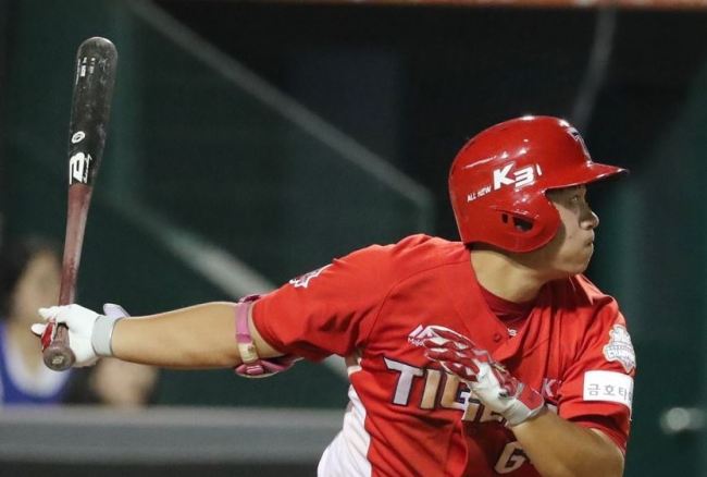 In this file photo from July 25, 2018, Ryu Seung-hyun of the Kia Tiger hits a two-run double against the Hanwha Eagles in the top of the seventh inning of a Korea Baseball Organization regular season game at Hanwha Life Eagles Park in Daejeon, 160 kilometers south of Seoul. (Yonhap)