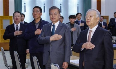 문재인 대통령의 지지율이 취임 후 최저 수준으로 떨어지고 있는 가운데 20대 남성의 지지층 이탈 가속화가 눈에 띈다고 여론조사 전문가들이 입을 모으고 있다. 사진은 문 대통령이 22일 청와대에서 열린 경제사회노동위원회 첫 회의에서 재계·노동계 대표들과 국기에 경례하고 있는 모습.  [연합뉴스]