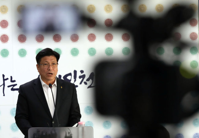 인천에서 10대 중학생이 또래 학생들에게 집단폭행을 당한 뒤 아파트에서 추락해 숨진 사건과 관련해 도성훈 인천시교육감이 22일 오전 인천시 남동구 인천시교육청 소회의실에서 `학교폭력예방 특별대책`을 발표하고 있다. (사진=연합뉴스)