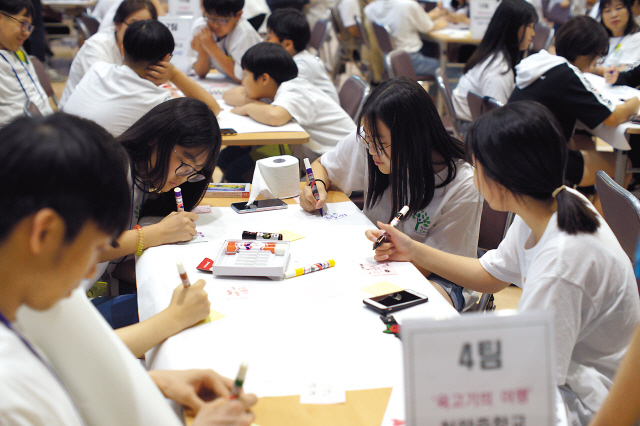 농림축산식품부가 올해 두번째로 진행한 ‘2018년 청소년 식품산업 진로체험·아이디어 발표대회’에 참가한 중학생들이 진로체험, 발표대회, 현장실습 및 탐구활동 등 프로그램을 진행하고 있다. ［제공=농림축산식품부］