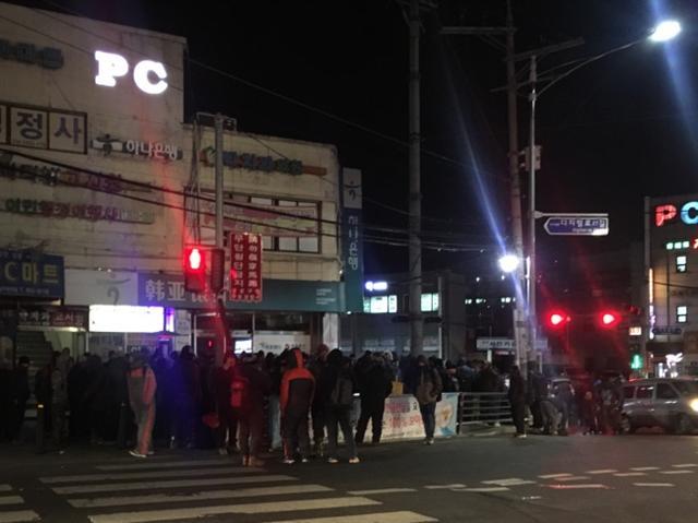 저소득층 소득이 전년대비 3분기 연속 마이너스를 기록하며 서민들의 가계경제에 적신호가 켜졌다. 사진은 일용직 일거리를 구하기 위해 새벽부터 인력시장에 모여든 사람들의 모습.  [헤럴드DB]