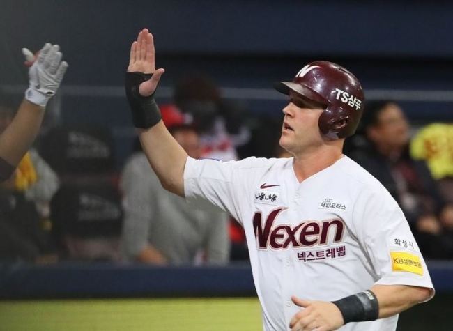 SEOUL, Nov. 23 (Yonhap) -- South Korean baseball club Nexen Heroes said Friday they've acquired a new American pitcher, Eric Jokisch, while retaining two of their foreign players for one more season.
The Korea Baseball Organization (KBO) team said Jokisch, a 29-year-old left-hander, agreed to a one-year deal worth US$500,000, which includes an undisclosed signing bonus and performance-based incentives.
In this file photo from Oct. 16, 2018, Jerry Sands of the Nexen Heroes (R) high-fives a teammate after scoring a run against the Kia Tigers in the bottom of the fifth inning of a Korea Baseball Organization wild card game at Gocheok Sky Dome in Seoul. (Yonhap)
