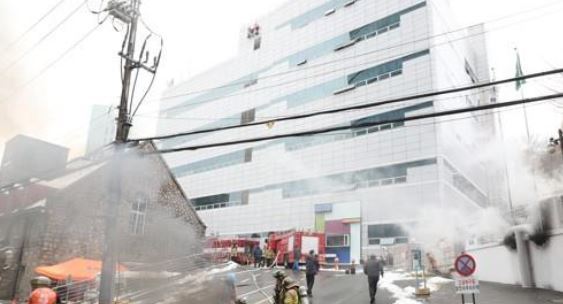 화재진압 작업 벌이는 소방대원들 (서울=연합뉴스) 김현태 기자 = 24일 오전 지하 통신구에서 화재가 발생한 서대문구 충정로의 KT 아현빌딩 앞에서 소방대원들이 화재진압 작업을 벌이고 있다. (연합뉴스)