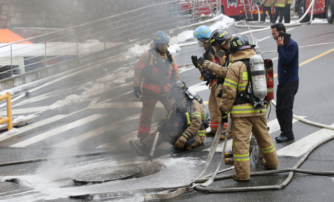 <YONHAP PHOTO-3265> 화재진압 작업 벌이는 소방대원들 (서울=연합뉴스) 김현태 기자 = 24일 오전 지하 통신구에서 화재가 발생한 서대문구 충정로의 KT 아현빌딩 앞에서 소방대원들이 화재진압 작업을 벌이고 있다. 2018.11.24 mtkht@yna.co.kr/2018-11-24 12:41:08/ <저작권자 ⓒ 1980-2018 ㈜연합뉴스. 무단 전재 재배포 금지.>
<YONHAP PHOTO-3265> 화재진압 작업 벌이는 소방대원들 (서울=연합뉴스) 김현태 기자 = 24일 오전 지하 통신구에서 화재가 발생한 서대문구 충정로의 KT 아현빌딩 앞에서 소방대원들이 화재진압 작업을 벌이고 있다. 2018.11.24 mtkht@yna.co.kr/2018-11-24 12:41:08/ <저작권자 ⓒ 1980-2018 ㈜연합뉴스. 무단 전재 재배포 금지.>