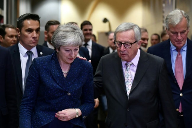 Theresa May met European Commission President Jean-Claude Juncker on the eve of a summit to approve a historic Brexit deal (AFP)