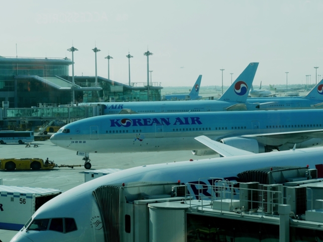 This undated file photo shows passenger planes waiting for travelers to board at Incheon International Airport, west of Seoul. (Yonhap)