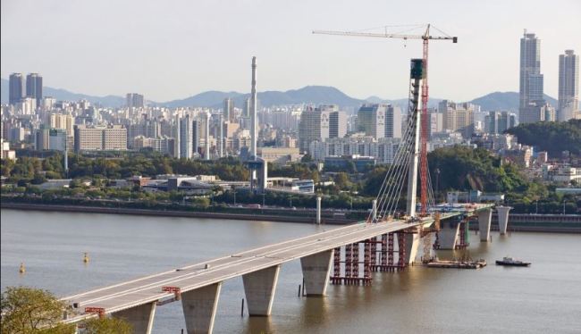 This file photo shows the building of a bridge over the Han River that flows through Seoul. (Yonhap)