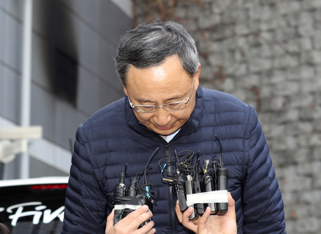 KT Chairman Hwang Chang-gyu apologizes for the Saturday fire that broke out at the telecommunication company’s Ahyeon-dong branch during a visit to the site Sunday. Yonhap