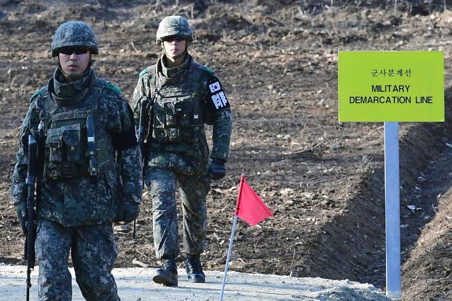 South Korean soldiers walk at Arrowhead Ridge as they build a tactical road across the Military Demarcation Line inside the Demilitarized Zone (DMZ) in Cheorwon, Gangwon Province, South Korea Thursday on Nov. 22. (Yonhap)
