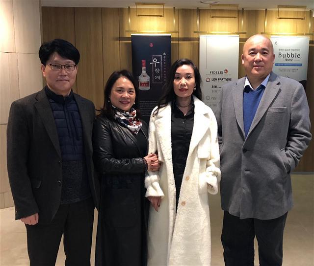 지난 22일 서울 강남구 삼성동 피델리스그룹에서 만난 김성준(왼쪽부터) 피델리스에프앤비 대표, 양쑤웨이 의빈백막자추포도주업유한공사 회장, 리우춘롱 의빈백막자추포도주업유한공사 사장, 리징웨이 상해화존주업유한공사 회장.   [제공=피델리스에프앤비]