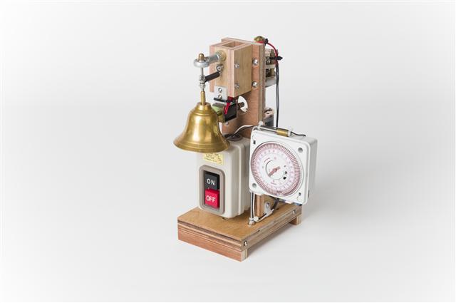 최병석, A18006, Brass, Spring, Plywood, Switch, Electric wire, Solenoid, Timer, Motor, Coupler, Selector, Cable tie, Motor mount, Long bolt, Shrink tube, Bolts, nuts, washers, 13.2(h)×16×16cm, 2018  [제공=스페이스 윌링앤딜링]