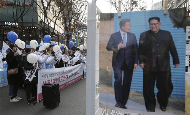 북한이 미사일 도발을 중단한지 1년이 된 가운데 남북관계에선 빠른 발전을 보인 반면 북미관계는 답보상태를 벗어나지 못하고 있다. 사진은 서울시민환영단이 25일 남북정상회담 서울 개최 환영 엽서 쓰기 캠페인을 벌이는 모습. 비슷한 시각 백두청산위원회는 김정은 국무위원장을 칭송하는 ‘백두칭송위원회’를 규탄하는 집회를 열었다.  [AP연합뉴스]