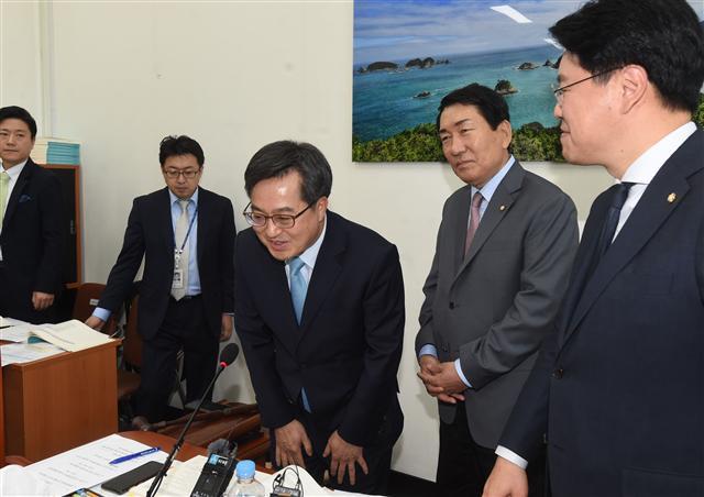 내년도 예산안의 국회 통과 법정기한이 이제 일주일 앞으로 다가온 가운데 국회 일정 지연으로 졸속ㆍ부실 심사 우려가 커지고 있다. 김동연 부총리 겸 기획재정부 장관이 지난 22일 오후 국회를 방문해 안상수 예결특위 위원장과 여여 간사들에게 법정기한 내 심의 및 통과를 당부하고 있다.  [제공=기획재정부]