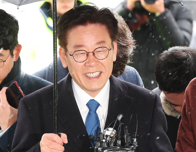 이재명 경기도지사가 친형 강제입원, 검사 사칭, 대장동 개발 관련 허위사실 공표 등 그동안 제기된 의혹과 관련 피의자 신분으로 조사를 받기 위해 24일 오전 경기도 성남시 수원지검 성남지청으로 출석하고 있다.[사진=연합뉴스]
이재명 경기도지사가 친형 강제입원, 검사 사칭, 대장동 개발 관련 허위사실 공표 등 그동안 제기된 의혹과 관련 피의자 신분으로 조사를 받기 위해 24일 오전 경기도 성남시 수원지검 성남지청으로 출석하고 있다.[사진=연합뉴스]