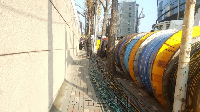 26일 오전 서울 서대문구 충정로 KT 아현국사 근처 도로변에는 임시 긴급복구 작업이 진행되고 있었다. [정세희 기자/say@heraldcorp.com]