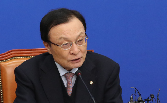 더불어민주당 이해찬 대표가 26일 오전 국회에서 열린 최고위원회의에서 남북철도 공동조사 제재 면제에 대해 "의미 있는 결정"이라고 밝히고 있다.[사진=연합뉴스]
더불어민주당 이해찬 대표가 26일 오전 국회에서 열린 최고위원회의에서 남북철도 공동조사 제재 면제에 대해 "의미 있는 결정"이라고 밝히고 있다.[사진=연합뉴스]