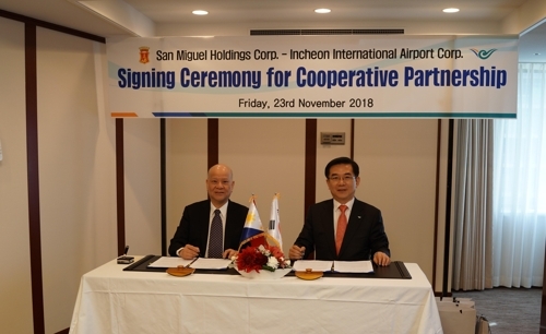 Chung Il-young (right), president of Incheon International Airport, and Ramon See Ang, CEO of the San Miguel Holdings Corporation pose for cooperative partnership‘s signing ceremony of new Manila Airport project at the Imperial Hotel in Tokyo, Japan. (IIAC)
