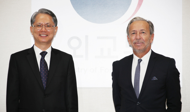 Massimo Aparo, the head of the IAEA department of safeguards (right) and Seoul's Deputy Foreign Minister for Multilateral and Global Affairs Kang Jeong-sik (Yonhap)