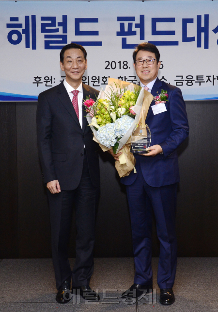 박규희 NH Amundi자산운용 대표(오른쪽)가 26일 서울 중구 더 플라자호텔에서 열린 ‘2018 헤럴드 펀드대상’에서 최우수 해외펀드상을 수상했다. 왼쪽은 권용원 금융투자협회 회장. [박해묵 기자/mook@heraldcorp.com]