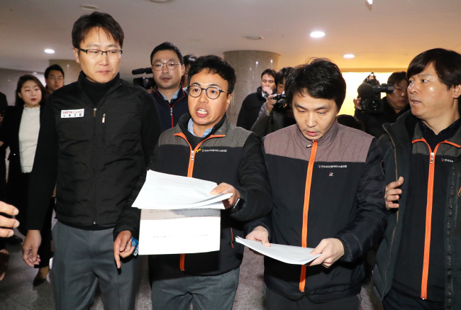 Members of the association of credit card firms' unions are turned away from the ruling Democractic Party and financial authorities' meeting on credit card transaction handling fees at the National Assembly on Monday. Yonahp