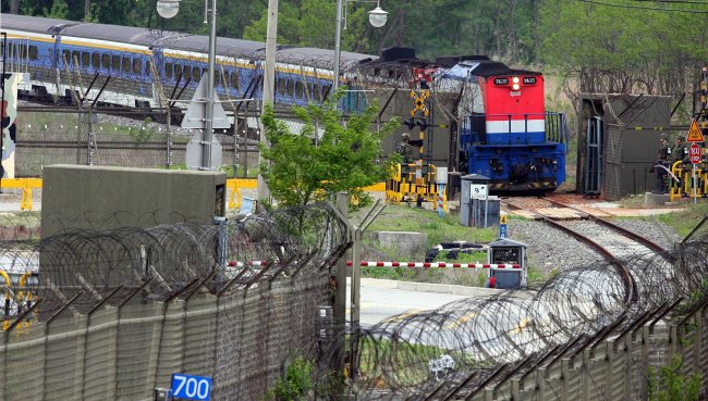 A test-operation of a train on a section of a cross-border railway running through the west coast of the Korean Peninsula in 2007. (Yonhap)