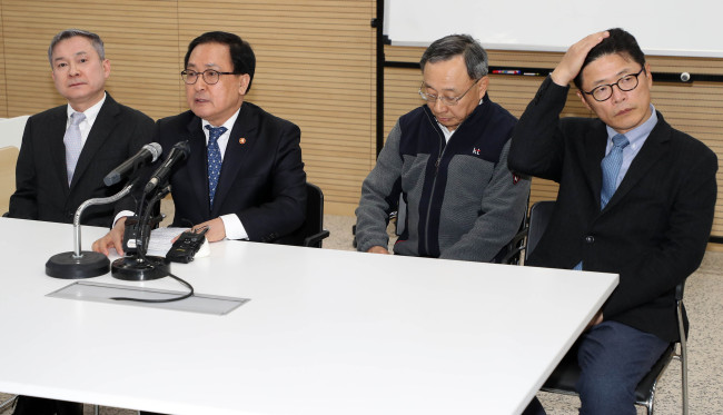 Minister of Science, ICT and Future Planning Yoo Young-min (second from left) speaks at an emergency meeting with leaders of the nation’s three telecom giants -- LG Uplus Vice Chairman Ha Hyun-hwoi (left), KT Chairman Hwang Chang-gyu (second from right) and SK Broadband President Lee Hyung-hee -- at KT’s head office in Seoul on Monday. (Yonhap)