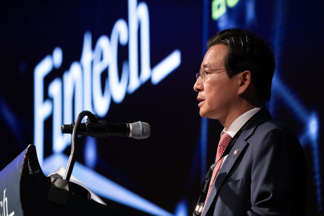 Financial Services Commission Vice Chairman Kim Yong-beom speaks during Fintech Conference, Nov. 20, 2018 (Yonhap)