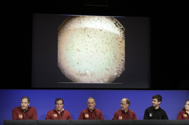 From left, NASA officials Jim Bridenstine, Michael Watkins, Tom Hoffman, Bruce Banerdt, Andrew Klesh and Elizabeth Barrett make statements under a photograph sent from Mars by the InSight lander at NASA's Jet Propulsion Laboratory Monday, Nov. 26, 2018, in Pasadena, Calif. (AP)